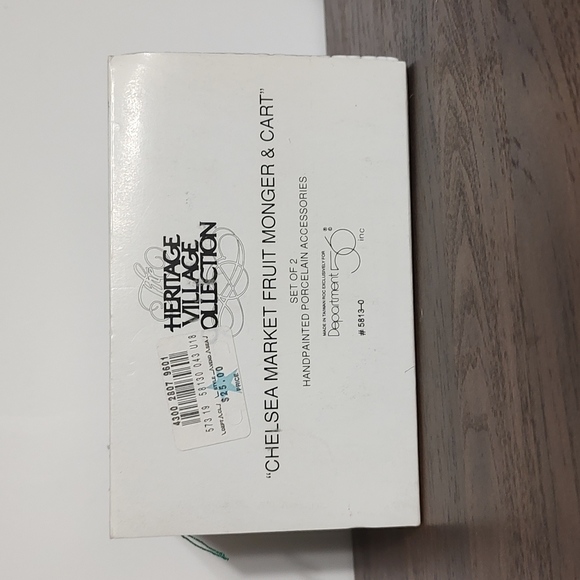 Department 56 the heritage Village Collection Chelsea market fruit monger & cart - Picture 7 of 9